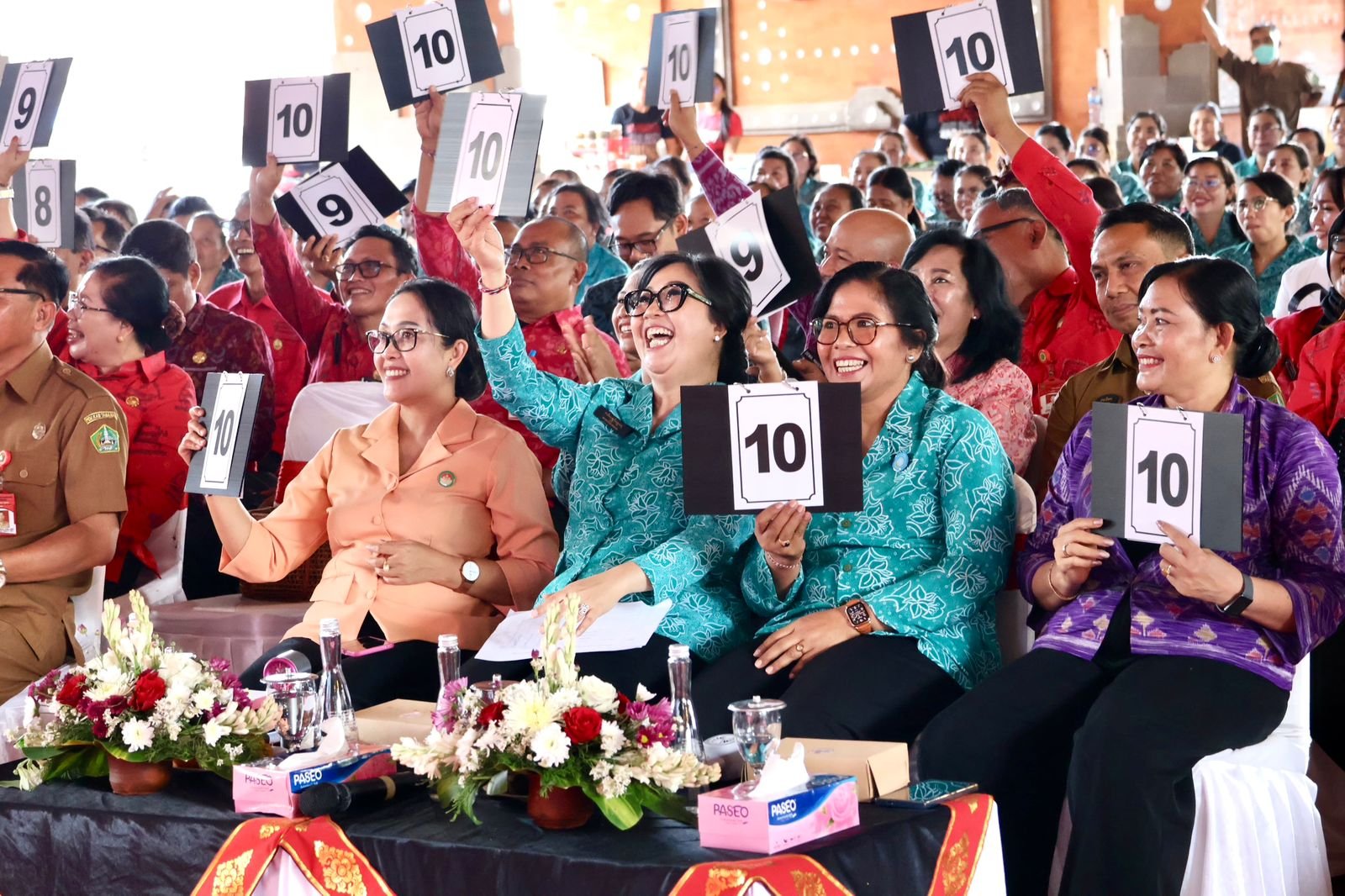 Ibu-ibu Kecamatan Kediri Juara Lomba Karaoke PKK Tabanan
